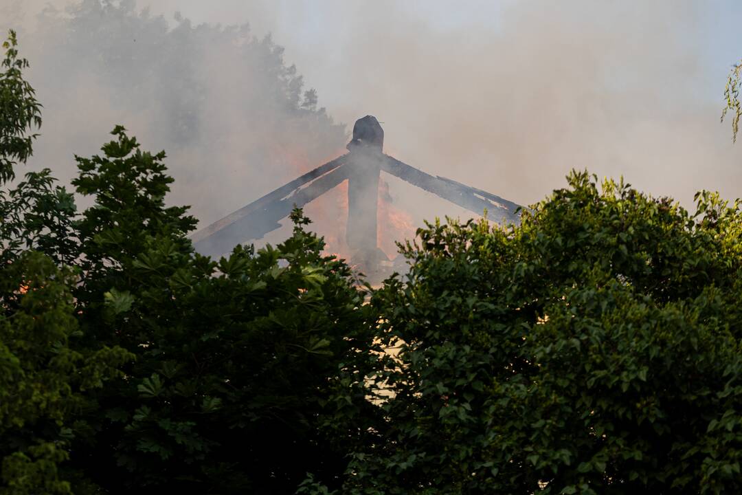 Vilniuje, Naujininkų rajone, užsiliepsnojo namas