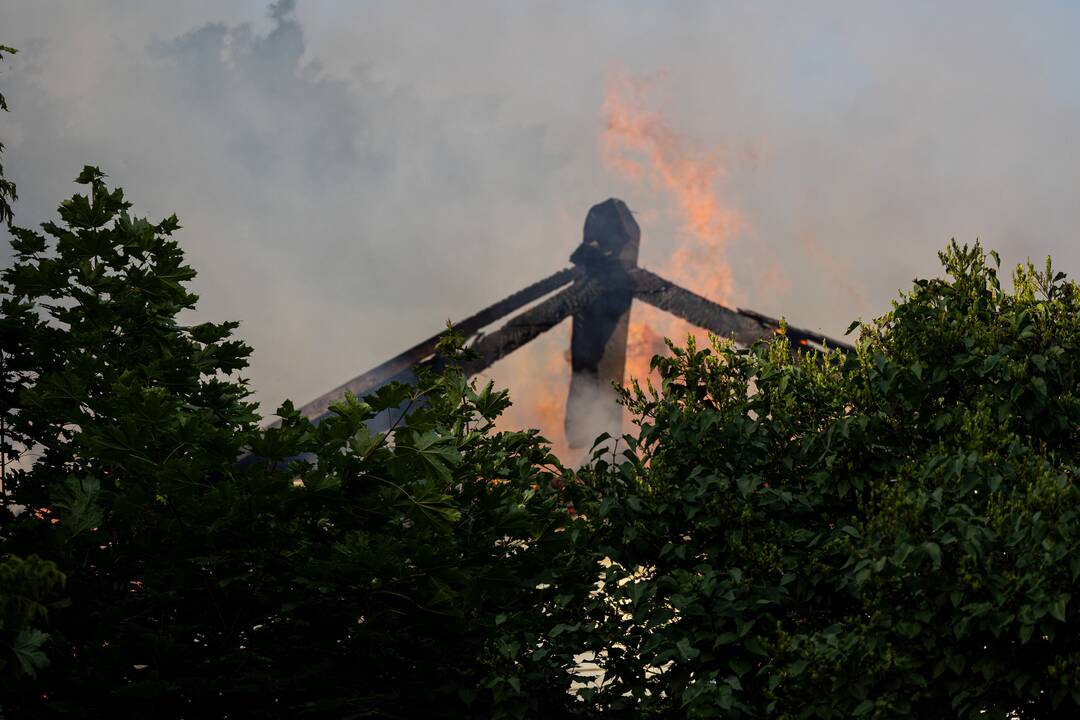 Vilniuje, Naujininkų rajone, užsiliepsnojo namas