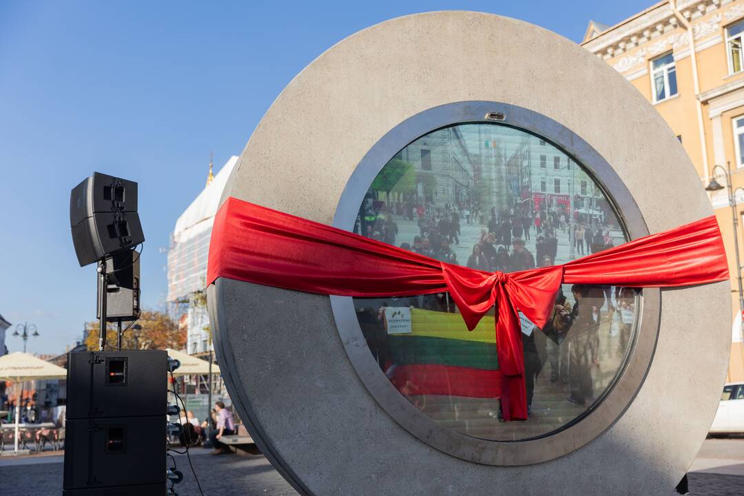 Rotušės aikštėje atidarytas Vilnių su kitais miestais jungiantis „Portalas“