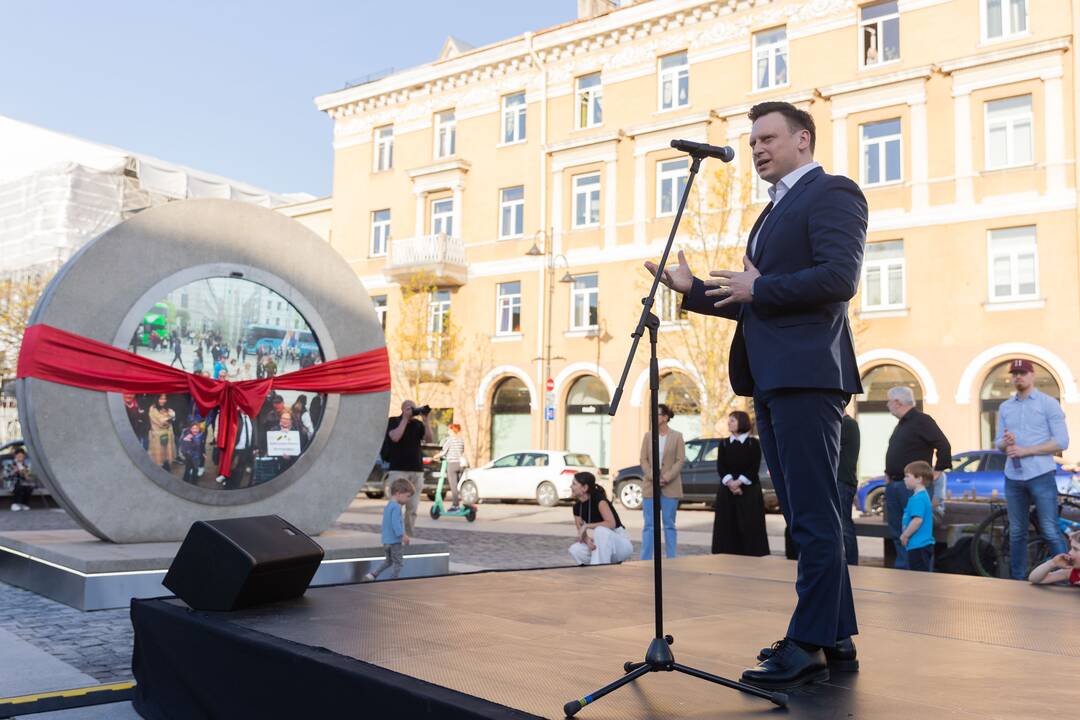 Rotušės aikštėje atidarytas Vilnių su kitais miestais jungiantis „Portalas“
