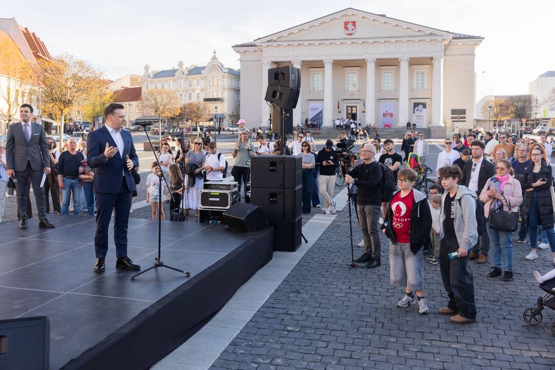 Rotušės aikštėje atidarytas Vilnių su kitais miestais jungiantis „Portalas“