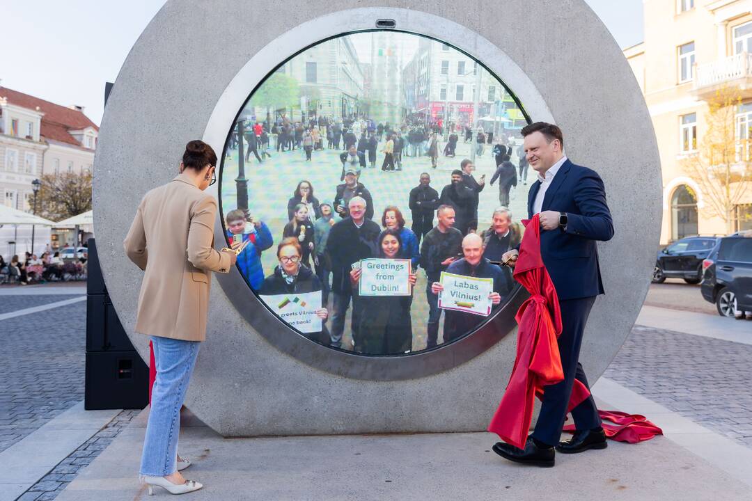 Rotušės aikštėje atidarytas Vilnių su kitais miestais jungiantis „Portalas“