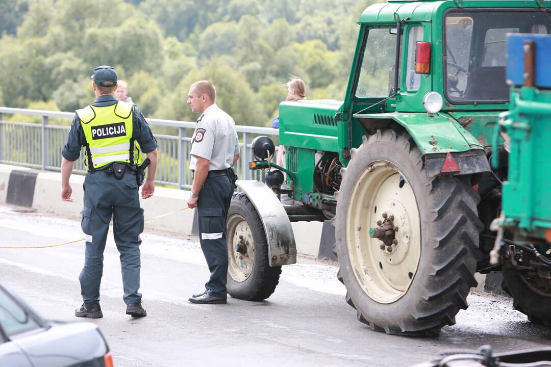 Kalvarijos savivaldybėje susidūrė traktorius ir trys automobiliai: sužaloti du žmonės