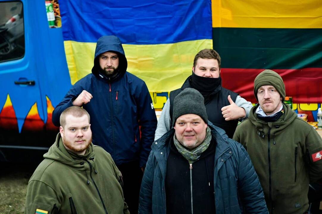 Susitvarkė: nuriję karčius pirmuosius įspūdžius, vyrai kibo į darbus.