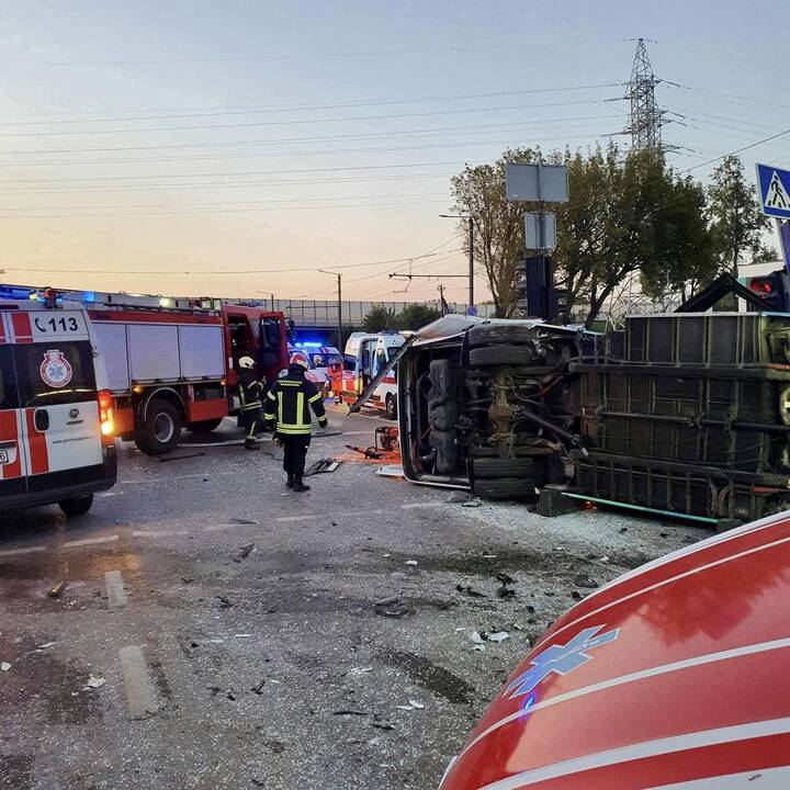Mikroautobuso ir krovininio automobilio avarija Kaune