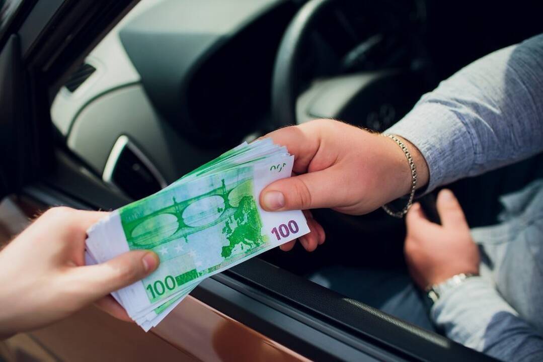 Karmėlavoje prie vairo pričiuptas girtas vairuotojas pareigūnus bandė papirkti 200 eurų kyšiu