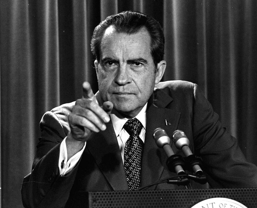 1974 metais JAV prezidentas Richard Nixon (Ričardas Niksonas) per televiziją paskelbė, jog dėl Votergeito skandalo rugpjūčio 9 dieną atsistatydins iš savo pareigų. R.Nixonas tapo pirmasis atsistatydinęs prezidentas JAV istorijoje.