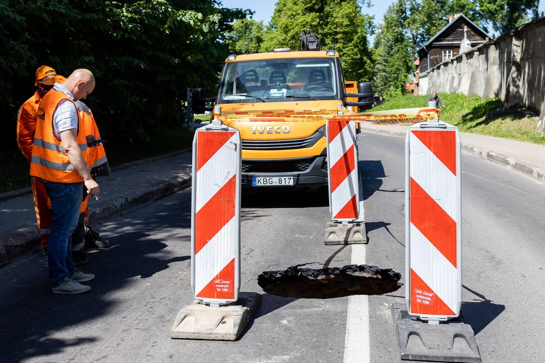 Rasų gatvėje atsivėrė smegduobė