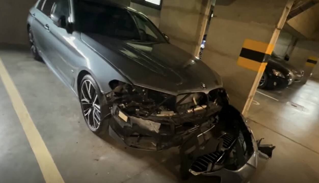 Vagys naktį dalimis išrinko dar vieną BMW: pirštu beda į neužsidarančius aikštelės vartus