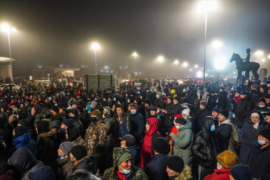 URM primygtinai rekomenduoja nevykti į Kazachstaną, esantiems ten – vengti viešų vietų