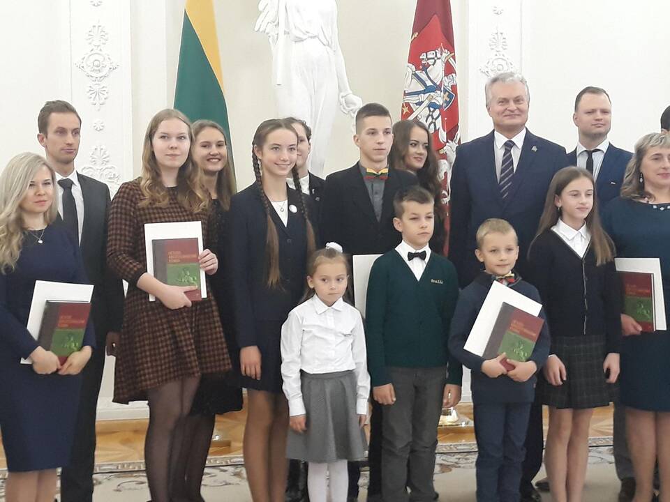 Garbė: geriausiai pasirodę Lietuvos Respublikos Konstitucijos egzamine įsiamžino su šalies Prezidentu Gitanu Nausėda.