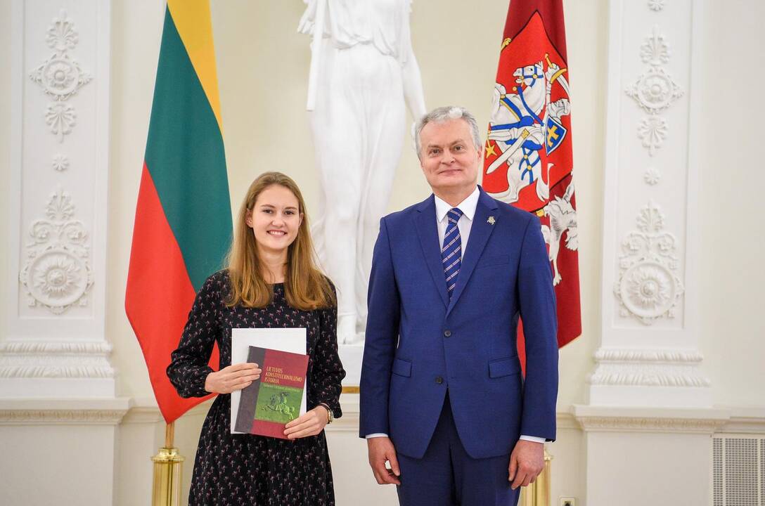 Garbė: geriausiai pasirodę Lietuvos Respublikos Konstitucijos egzamine įsiamžino su šalies Prezidentu Gitanu Nausėda.