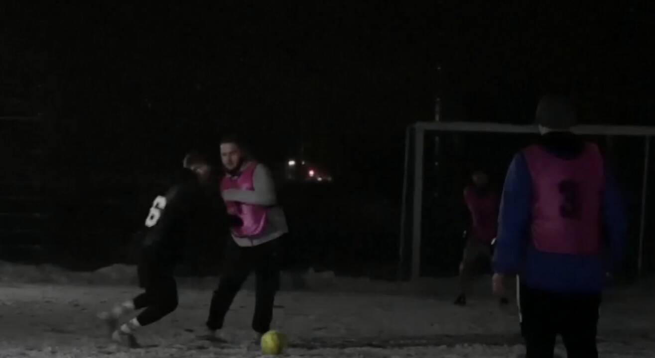 Išradingumui nėra ribų: kaip jaunieji ukrainiečiai tamsoje žaidžia futbolą