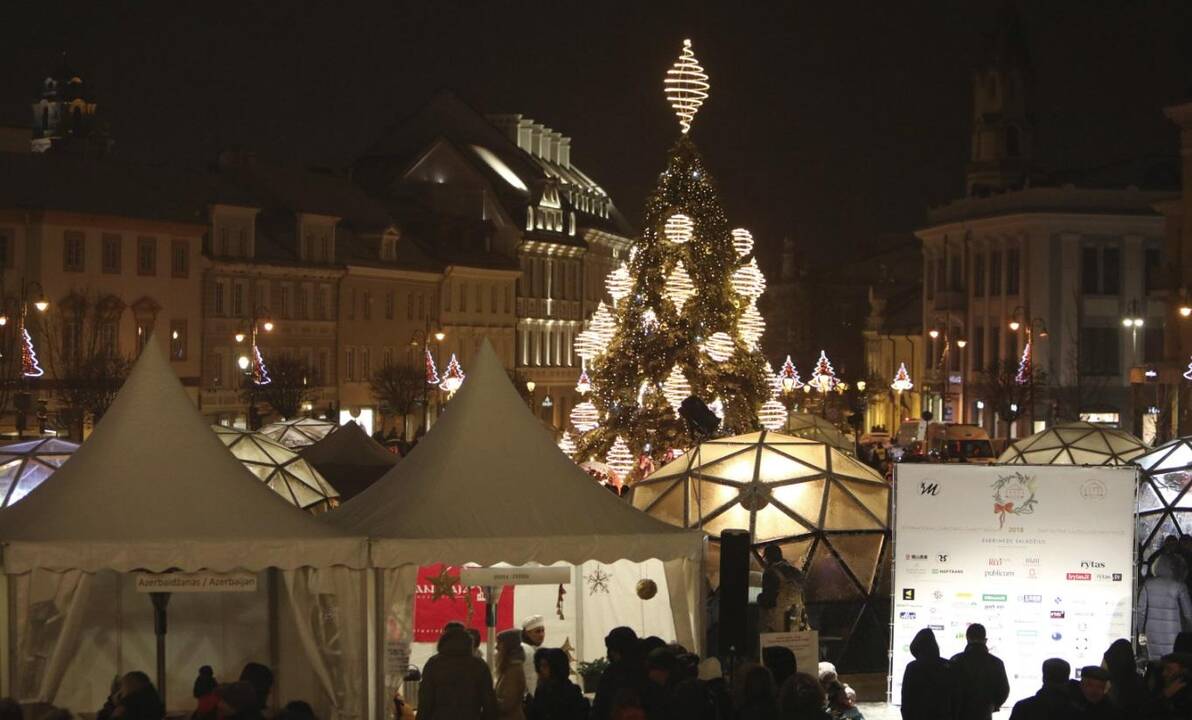 Sostinės Rotušės aikštėje nušvito Kalėdų eglutė