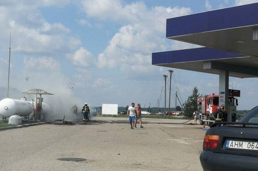 Situacija: dėl gaisro degalinėje įtarimai pareikšti ne tik dujų užpylėjui, bet ir šalia jo stovėjusiam vairuotojui.