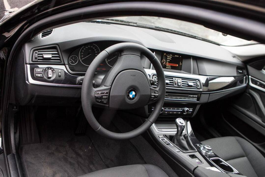 Plėšikai vogtu BMW ilgai nesidžiaugė – pakliuvo į eismo nelaimę