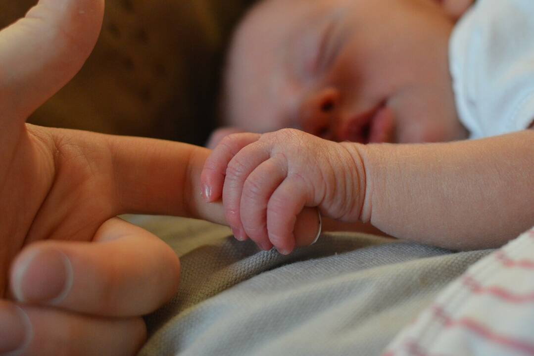 Mirusio kūdikio mama turi savo versiją: kaip sugipsuotas 2 mėn. vaikas galėjo iškristi iš lovytės?