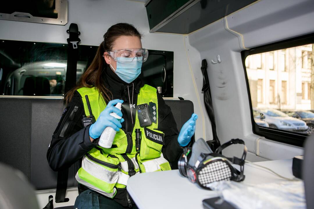 Saugumas: policininkai aprūpinti visomis apsaugos priemonėmis.