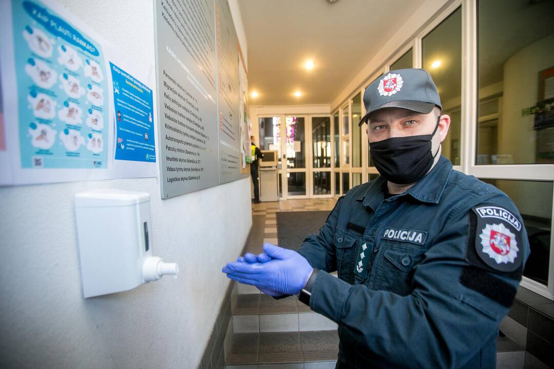 Saugumas: policininkai aprūpinti visomis apsaugos priemonėmis.