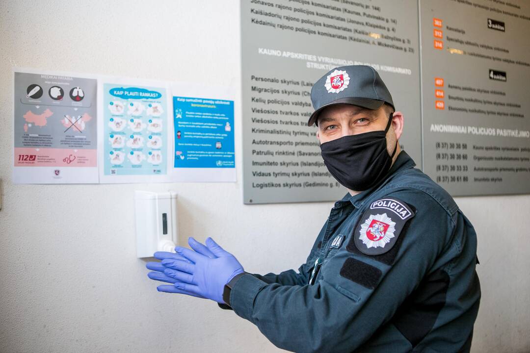 Saugumas: policininkai aprūpinti visomis apsaugos priemonėmis.