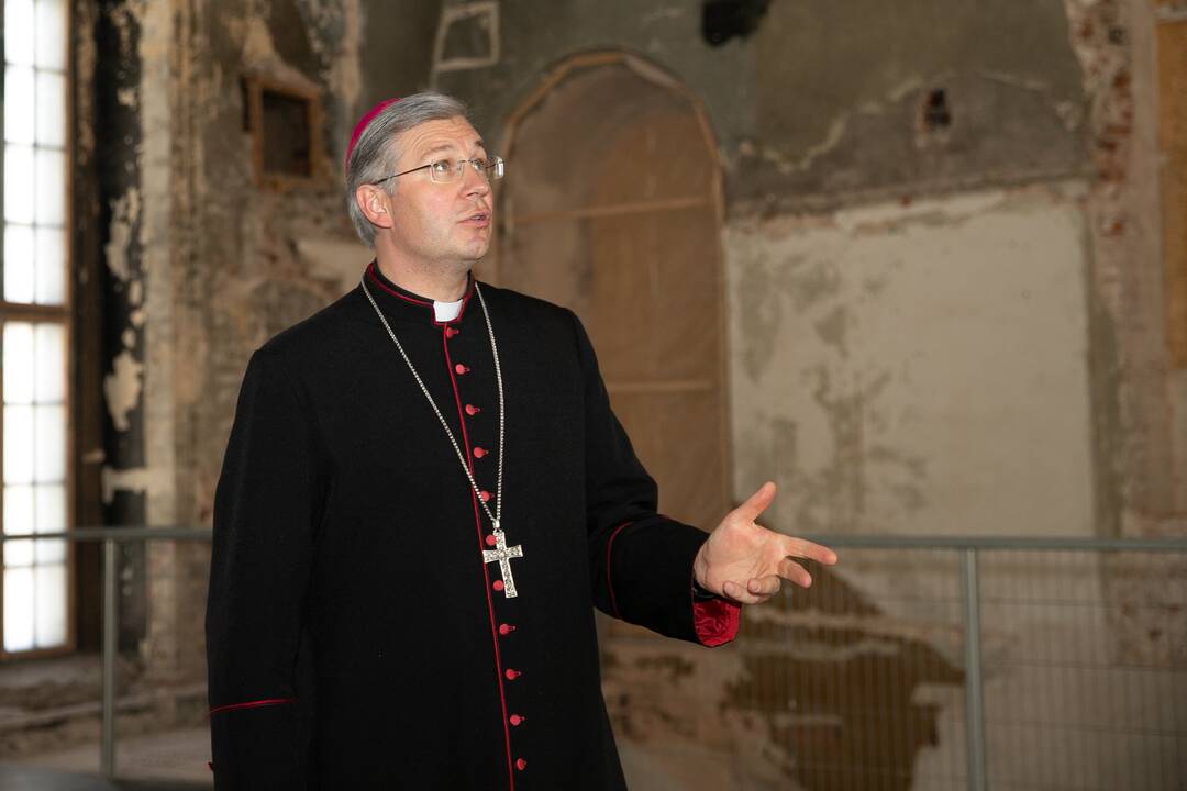 Aliuzija: K.Kėvalas Švč.Sakramento bažnyčią palygino su Betliejaus tvarteliu – labai brangi, bet apleista dėl savo fizinės būklės viduje ir išorėje.
