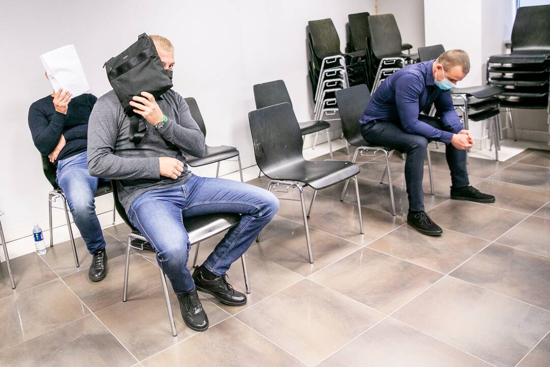 Tradicija: vienas iš agurkiniams būdingų bruožų – slėpti veidą nuo žiniasklaidos fotoobjektyvų.