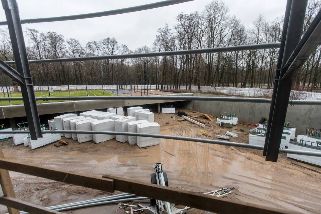 Darbai: Dariaus ir Girėno stadiono tribūnose jau montuojamos kėdės.