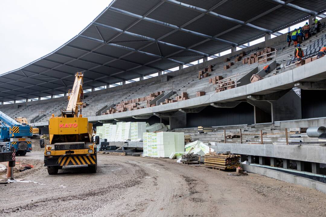 Darbai: Dariaus ir Girėno stadiono tribūnose jau montuojamos kėdės.