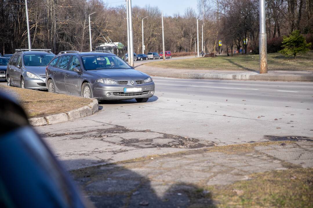 Taisyklės: Kelių eismo taisyklės nurodo, kad automobilius galima palikti ne arčiau kaip 5 m iki įvažos į kiemus.