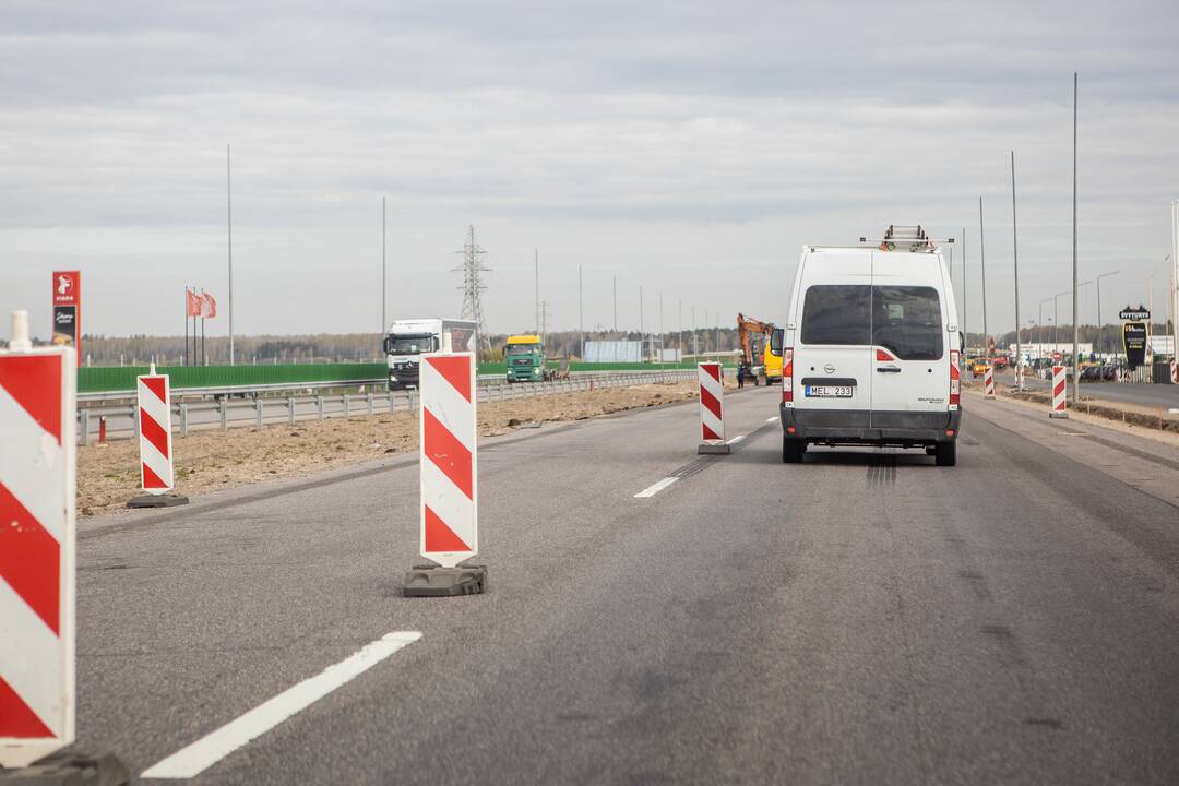 Nesaugu: išvažiuojant iš Giraitės nėra greitėjimo juostos.