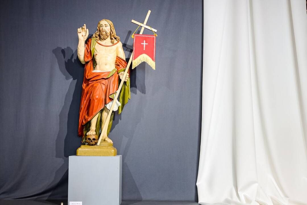 Subtilu: vaikščiodama aplink ir pasakodama, I.Dringelytė tarsi pažįsta kiekvieną eksponatą asmeniškai, suvokia kiekvienos skulptūros būklę ir istoriją, pastebi kiekvieną išskirtinę detalę.