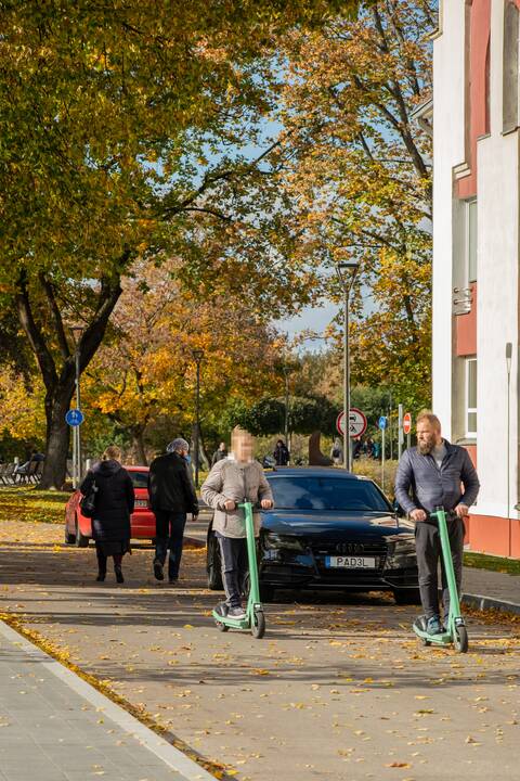 Skirtumai: įprastu paspirtuku galima važiuoti tokiu greičiu, kokį pats žmogus paspiria, o elektriniu – lekiama, kiek tik leidžia techninės galimybės.