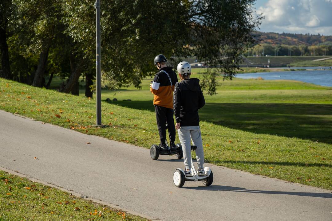 Skirtumai: įprastu paspirtuku galima važiuoti tokiu greičiu, kokį pats žmogus paspiria, o elektriniu – lekiama, kiek tik leidžia techninės galimybės.