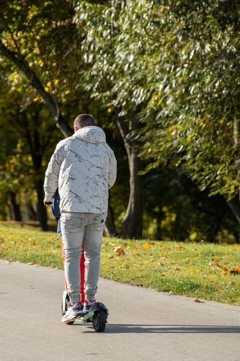 Skirtumai: įprastu paspirtuku galima važiuoti tokiu greičiu, kokį pats žmogus paspiria, o elektriniu – lekiama, kiek tik leidžia techninės galimybės.
