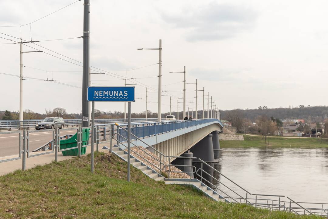 Vaizdas: takas Šančiuose drieksis palei Nemuną.