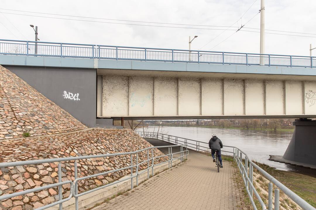 Vaizdas: takas Šančiuose drieksis palei Nemuną.