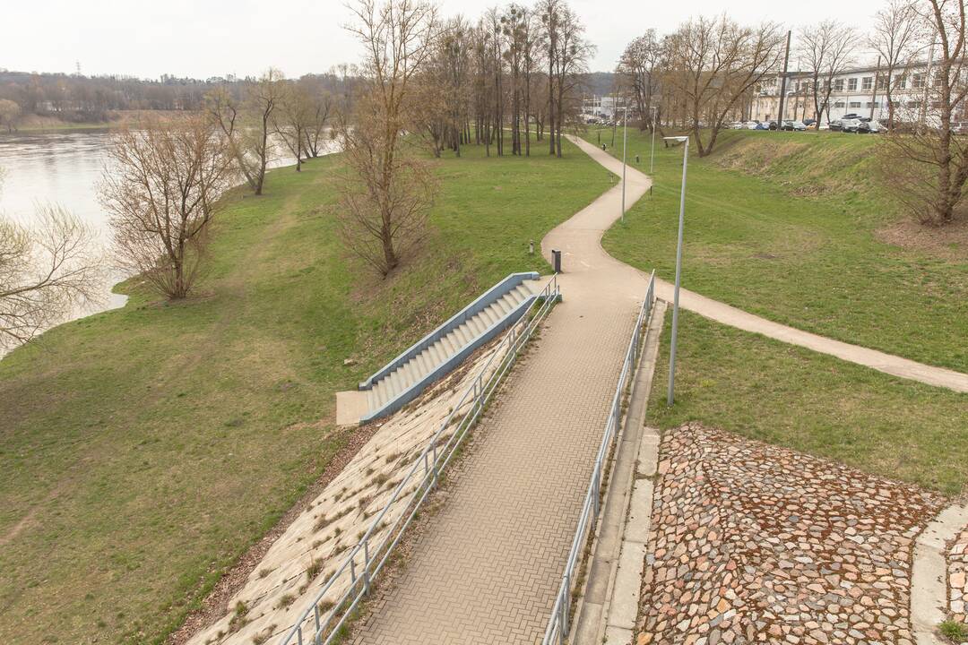Vaizdas: takas Šančiuose drieksis palei Nemuną.