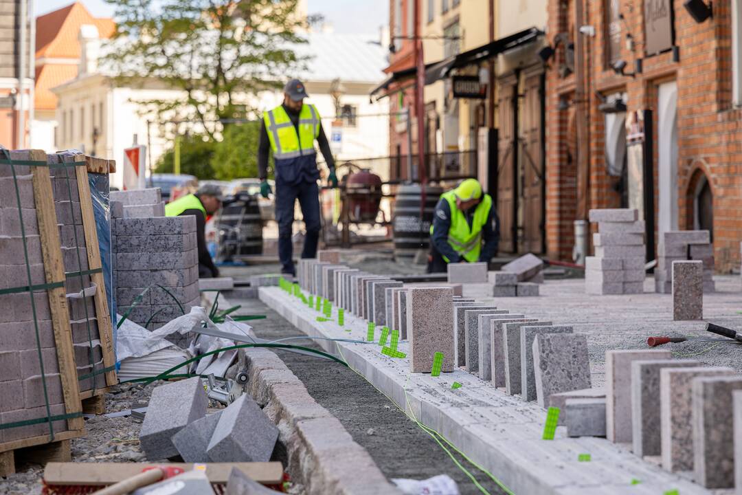 Rotušės aikštėje pradėta kloti granito danga