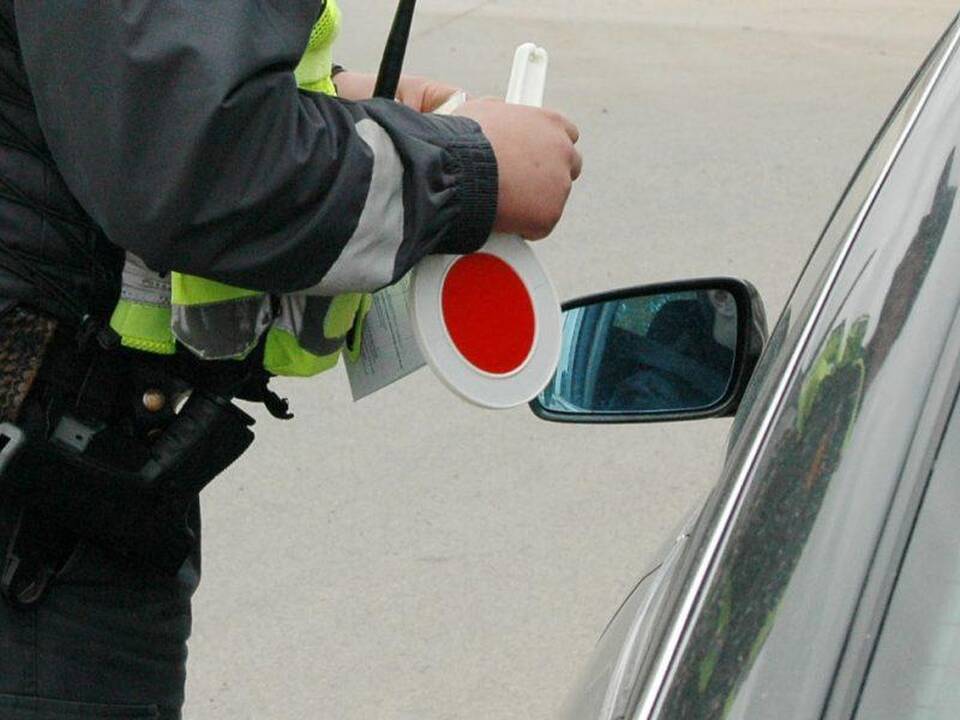 Sulaikytas neblaivus policininku apsimetęs vyras, stabdęs automobilius