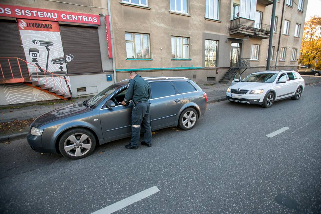 Reidas Kaune su nežymėtu policijos automobiliu