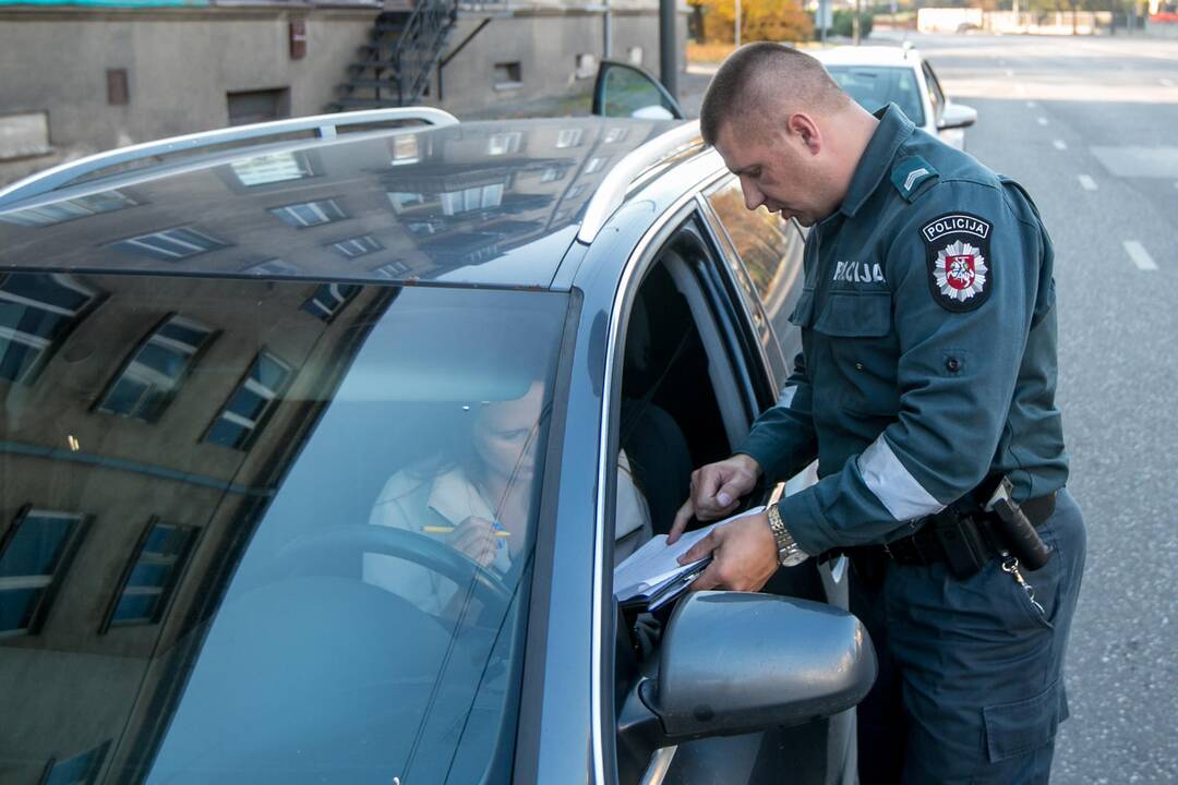 Reidas Kaune su nežymėtu policijos automobiliu