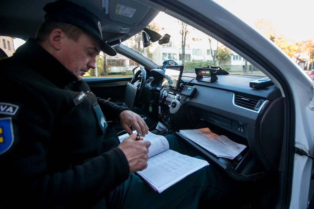 Reidas Kaune su nežymėtu policijos automobiliu