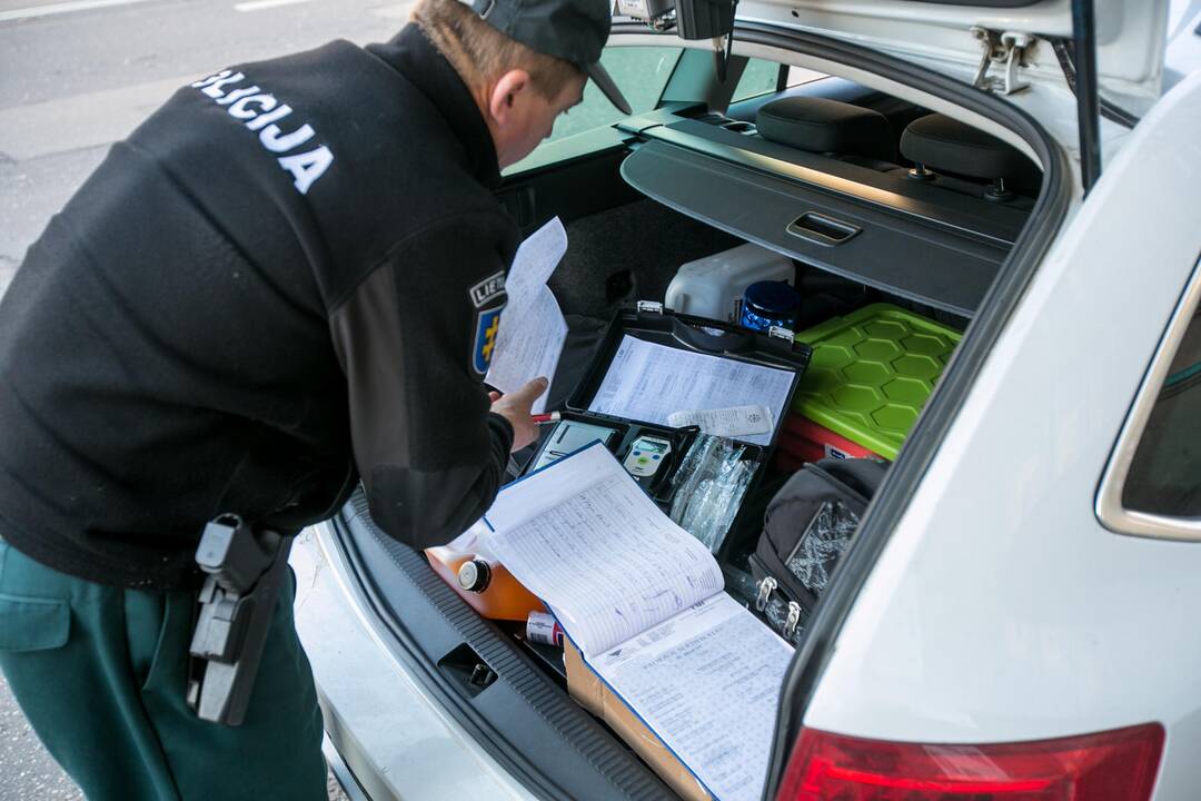 Reidas Kaune su nežymėtu policijos automobiliu