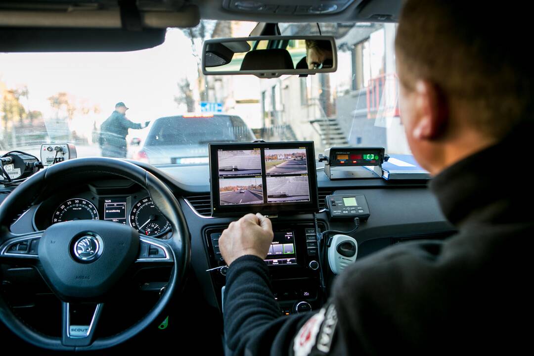 Reidas Kaune su nežymėtu policijos automobiliu