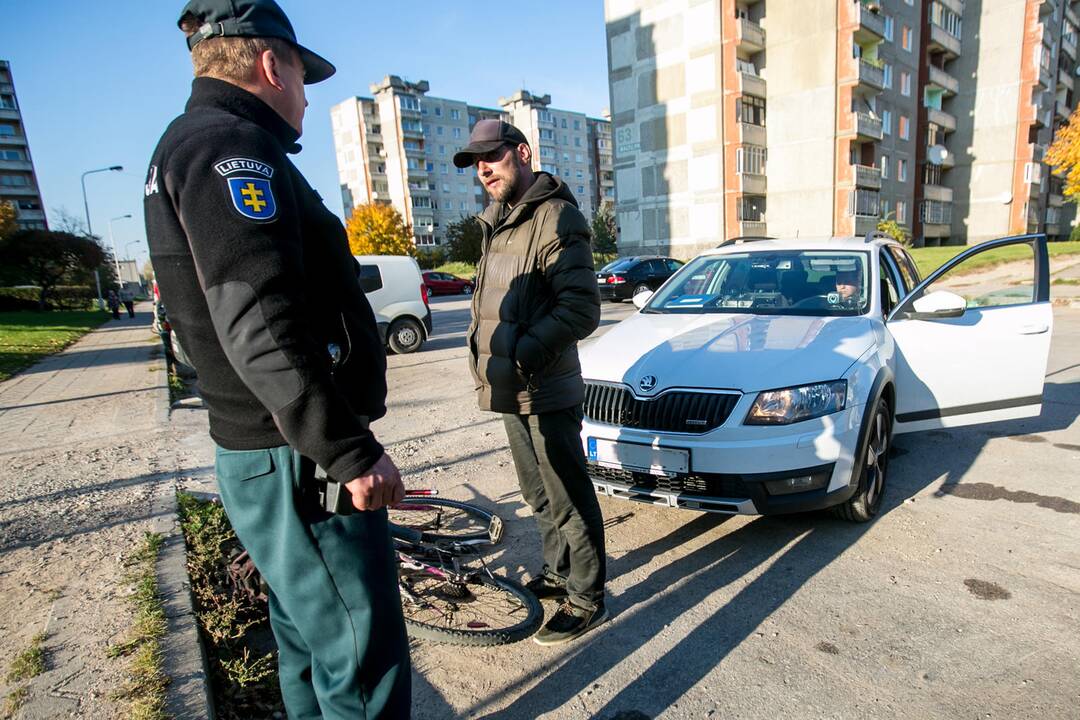 Reidas Kaune su nežymėtu policijos automobiliu