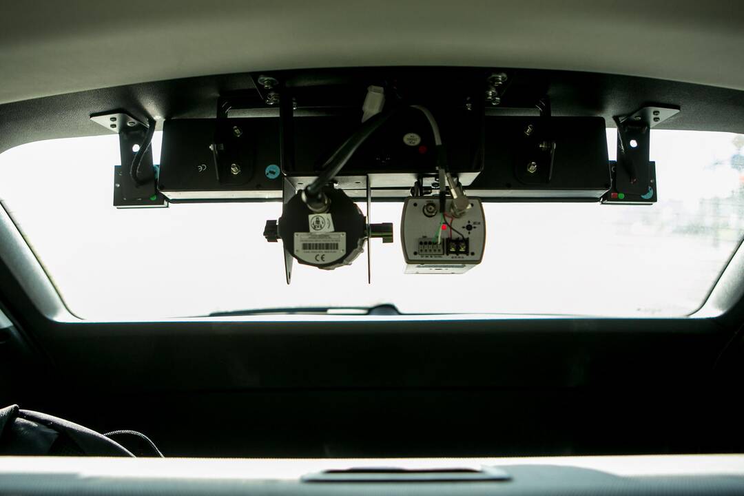 Reidas Kaune su nežymėtu policijos automobiliu
