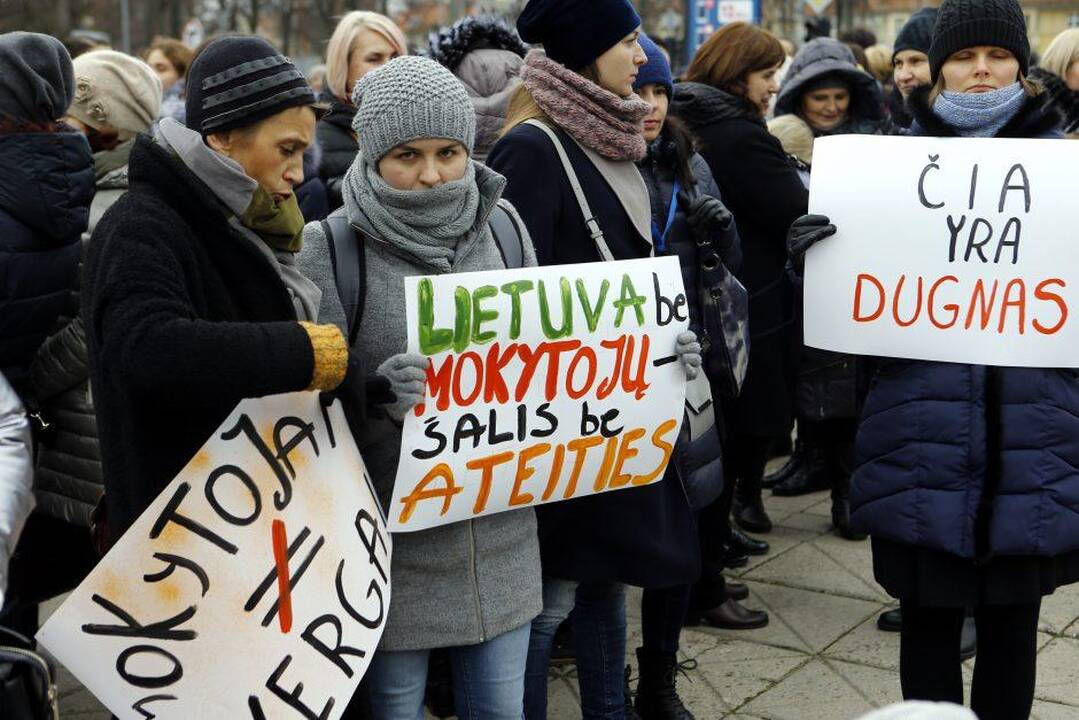 Švietimo darbuotojai rengia piketą prie ministerijos