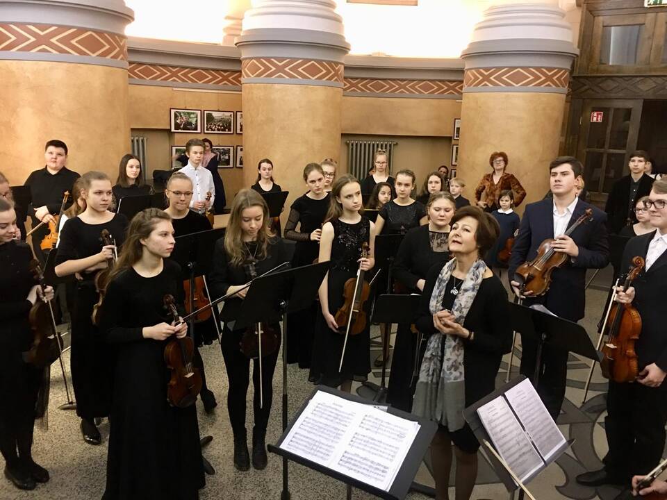 Komanda: kursų talkininkai ir  pedagogai: (iš kairės) R.Simanavičius, D.Stulgytė-Povilaitienė, K.Beinarytė-Palekauskienė, N.Prascevičienė, A.Kasperavičius, E.Cranitch, I.Klusaitė, E.Wilson, D.Galdikienė ir K.Katavičiūtė.