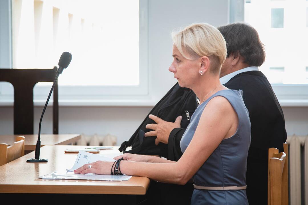 Rezultatas: šalia savo advokato įsitaisiusią L.Ūsienę labiausiai suglumino žiniasklaidos dėmesys ir prokurorės siūloma bausmė.