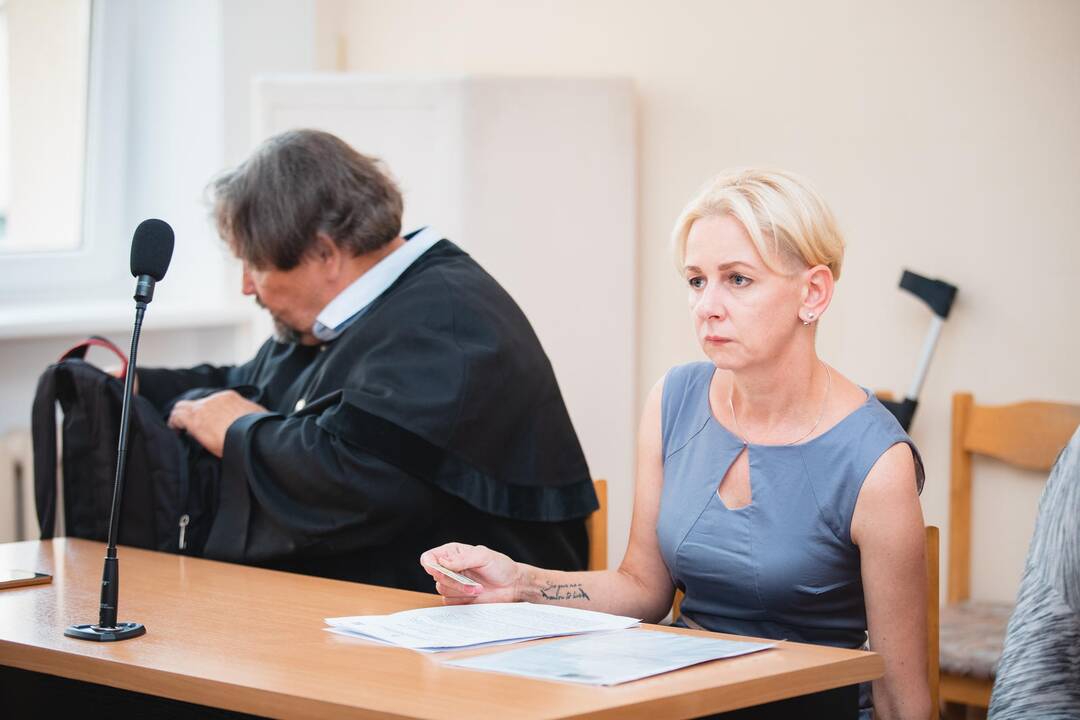 Rezultatas: šalia savo advokato įsitaisiusią L.Ūsienę labiausiai suglumino žiniasklaidos dėmesys ir prokurorės siūloma bausmė.